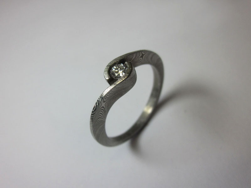 Prsten z nerezové damaškové oceli, briliant 0,1ct