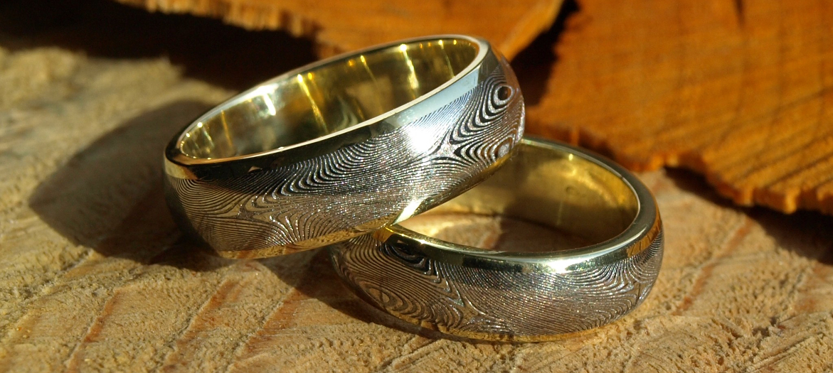 snubní prsteny z damaškové oceli a zlata