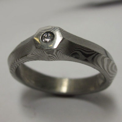 zajímavý prsten z oceli damasteel