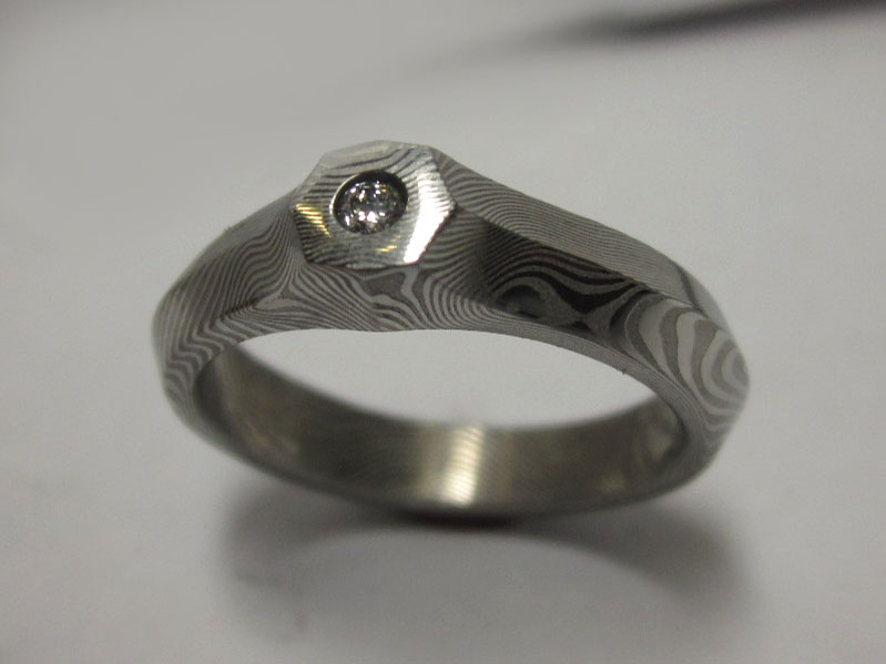 zajímavý prsten z oceli damasteel